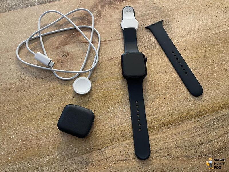 Man sieht den Lieferumfang der Apple Watch Series 7